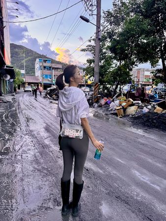 網紅妍安曬出鏟子超人的照片，腳上靴子是上萬元的名牌靴。（圖／翻攝妍安IG）