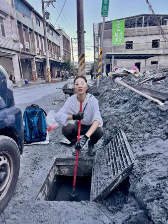 網紅妍安曬出鏟子超人的照片，腳上靴子是上萬元的名牌靴。（圖／翻攝妍安IG）