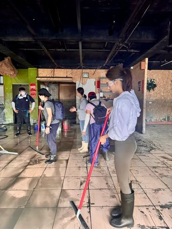 網紅妍安曬出鏟子超人的照片，腳上靴子是上萬元的名牌靴。（圖／翻攝妍安IG）