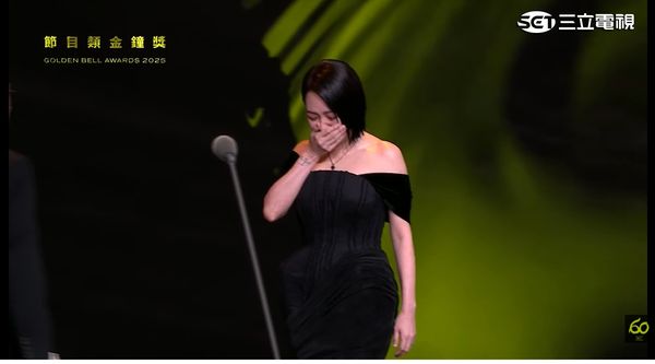 小S回歸，在台上對大S喊話，讓現場觀眾相當感動。（圖／翻攝金鐘獎 YouTube）