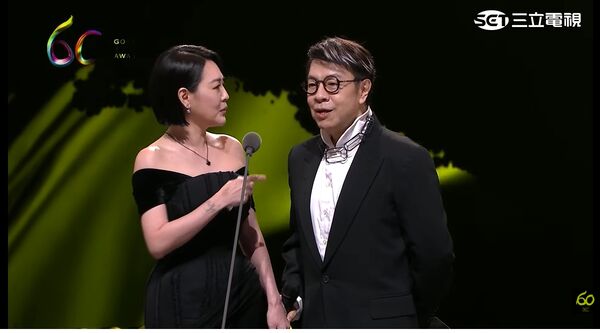 小S回歸，在台上對大S喊話，讓現場觀眾相當感動。（圖／翻攝金鐘獎 YouTube）