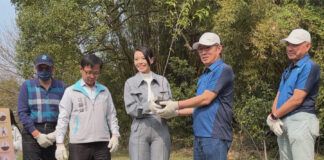 促進環境永續 高虹安與世界先進齊植樹