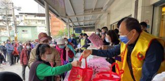 ▲台北市影音節目製作商業同業公會、台灣企業菁英協進會、會計師公會，舉辦寒冬送暖活動。（圖／台北市影音公會提供）