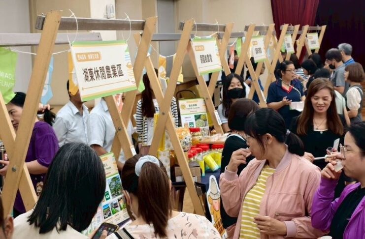 苗栗縣府帶領「豐味苗栗」夥伴到竹科辦推廣會，並針對茂林畜牧場動物福利蛋、湖東休區柚香凍飲與綠色旅遊，推出竹科企業限定專案。（圖/苗栗縣政府）