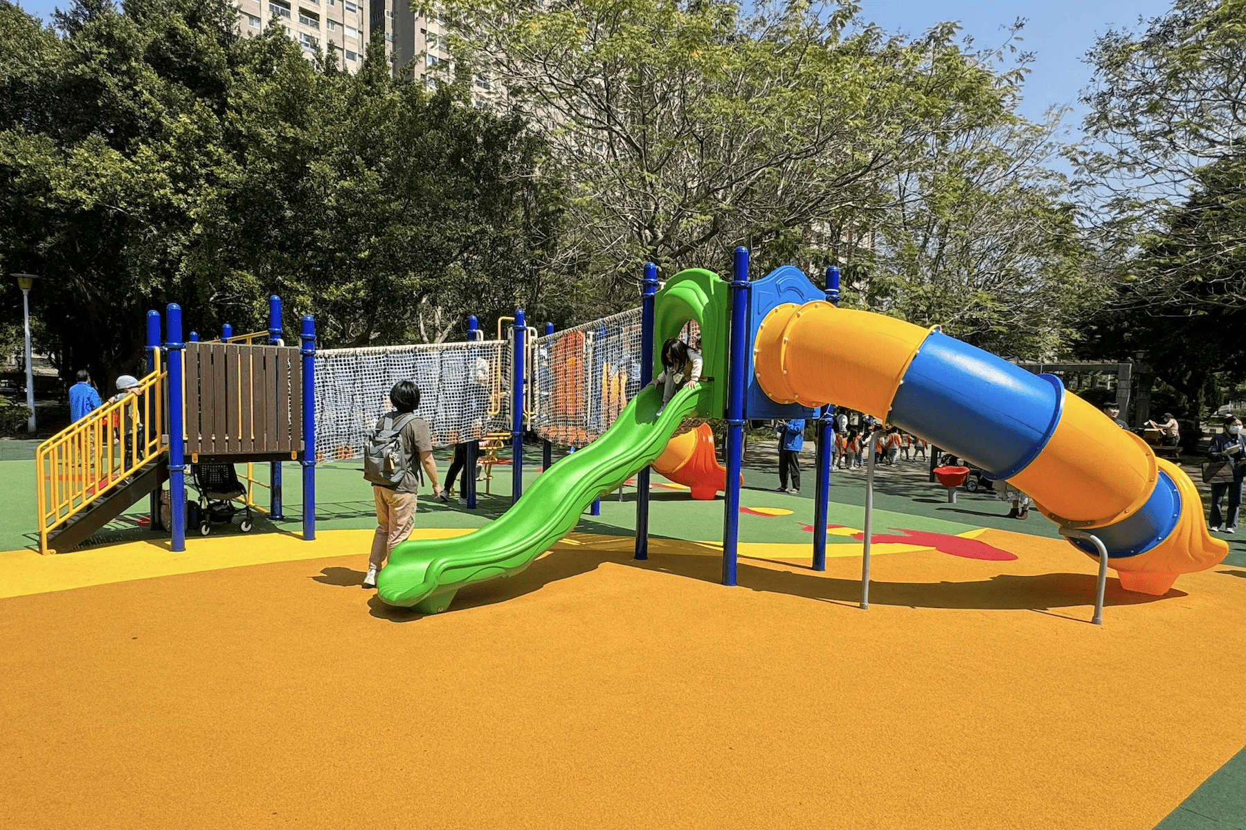 全新改造！板橋八德公園兒童遊戲場彩色地墊     多項新設施讓孩子玩得更安全更開心
