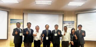 ▲與會貴賓左起：陳世晃教授、徐輝明副校長、莊清萬理事、交通部高速公路局副局長陳國隆、中華鋪面工程學會洪境聰理事長、林登峰教授、交通部公路局王韻瑾所長、張家瑞教授。(圖/國立東華大學洄瀾學院ESG辦公室 提供)