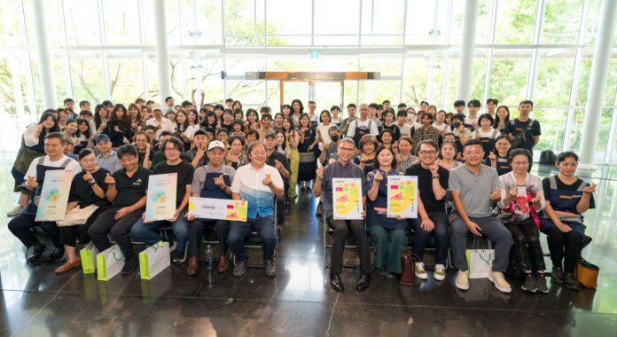 ▲今（22）日71位學員、工藝師與參與來賓齊聚結訓典禮，結束七週的工藝學習課程及成果發表。