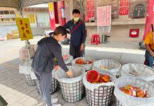 ▲民眾紙錢集中。