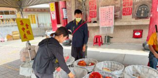 ▲民眾紙錢集中。