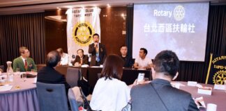 台北西區扶輪社長陳柏嘉說明這次2023-2024年台灣文化獎將獎勵以績優台灣民謠演奏團體為主。(圖/台北西區扶輪社)