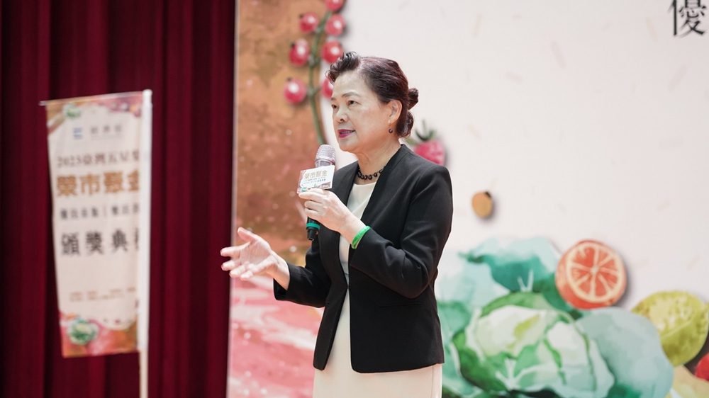 ▲經濟部部長王美花於頒獎典禮致詞中,強調傳統市場與夜市持續改造精進的重要性。王部長呼籲縣市政府共同努力,共享成果,攜手推動台灣經濟蓬勃發展。(圖/經濟部商業發展署提供)