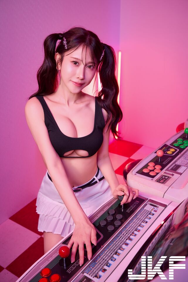 名取久留美拍攝雜誌封面。（圖／JKF提供）