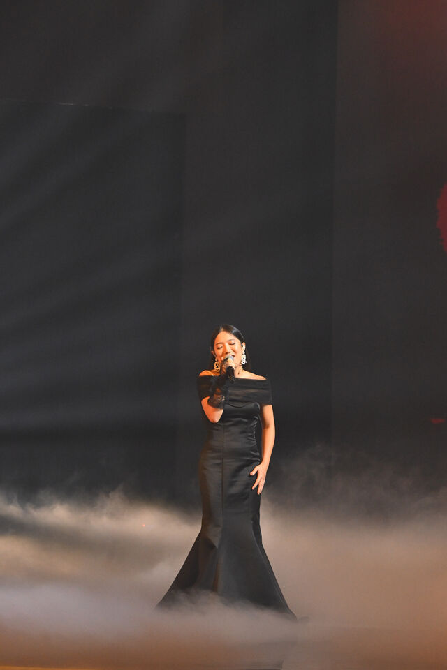 李竺芯獻唱悼逝影人。(圖/金馬執委會提供)