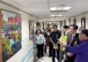 臺中榮民總醫院在中榮藝廊隆重推出榮光藝韻創作展，開幕活動輔導會嚴德發主任委員親臨主持並與傅雲慶院長聽取導覽欣賞畫作。（圖/台中榮總醫院）