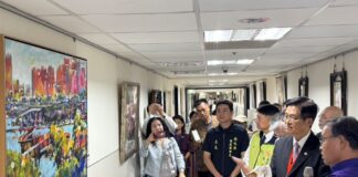 臺中榮民總醫院在中榮藝廊隆重推出榮光藝韻創作展，開幕活動輔導會嚴德發主任委員親臨主持並與傅雲慶院長聽取導覽欣賞畫作。（圖/台中榮總醫院）