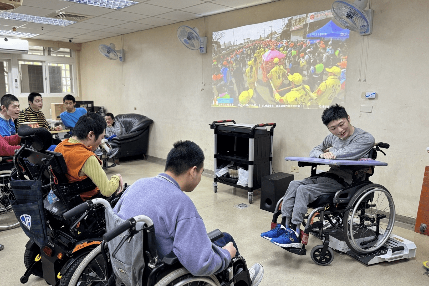 感動一刻     智慧科技實現夢想     八里愛心教養院院生沉浸大甲媽祖遶境體驗