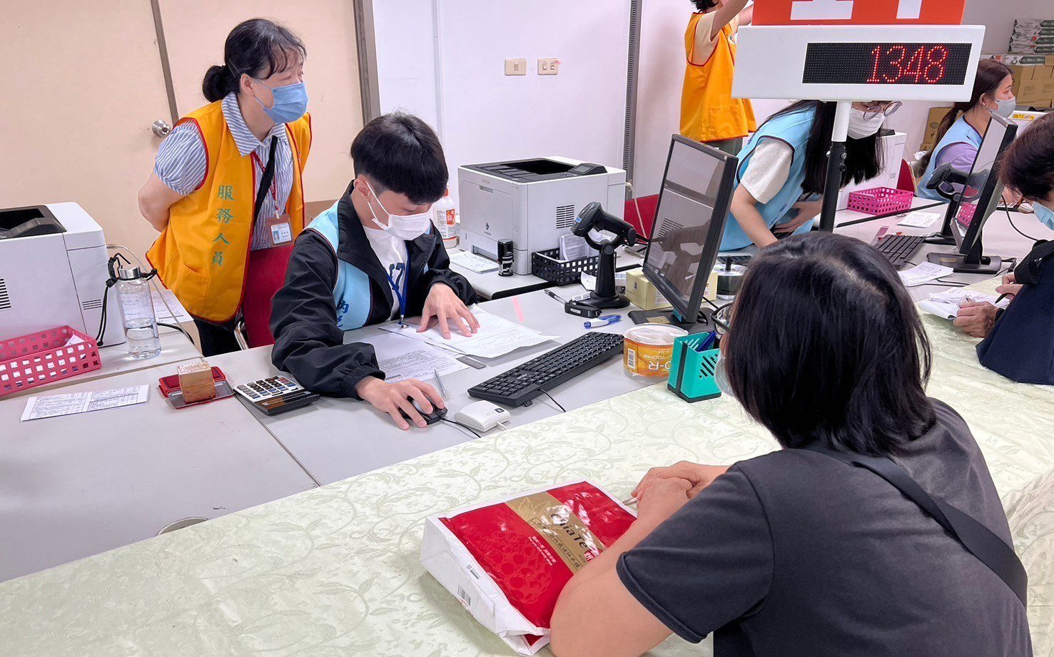 南應大財金系學生「納稅服務隊」　支援南區國稅局臺南分局服務臨櫃民眾