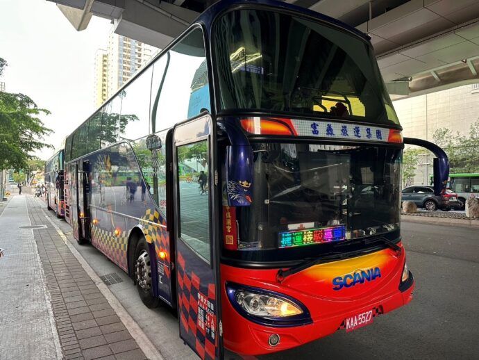 停駛的捷運站，中捷公司派出公車接駁。（圖/台中市政府）