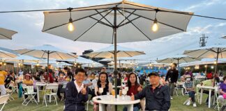 農村水土保持署南投分署和彰化縣花壇鄉順達磚窯廠，21日下午4點在順達磚窯廠辦理「花現心活力 樂遊綠生活」草地音樂市集活動，吸引許多民眾參與。（圖/記者林均和攝）