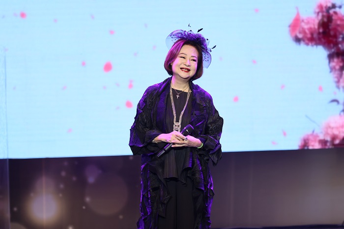 資深歌手文香獻唱已逝「國寶歌王」老公文夏第一首成名曲〈飄浪之女〉。（圖／新視紀整合行銷提供）