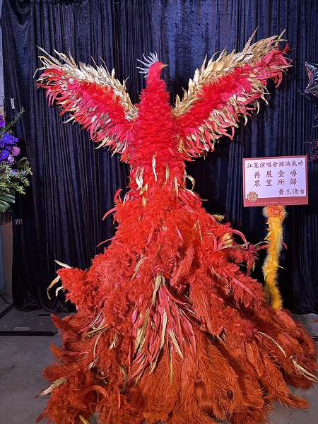 費玉清送鳳凰花籃。