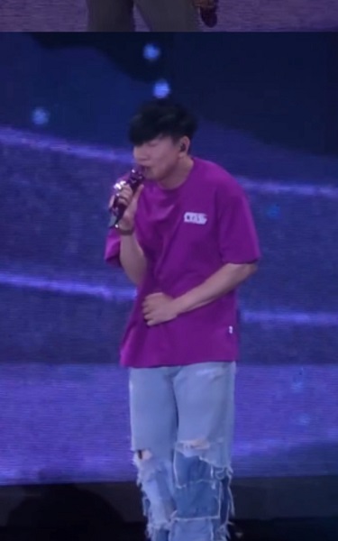 林俊傑舞台上身體不適,手壓著肚子完成演出。(圖/翻攝自微博)