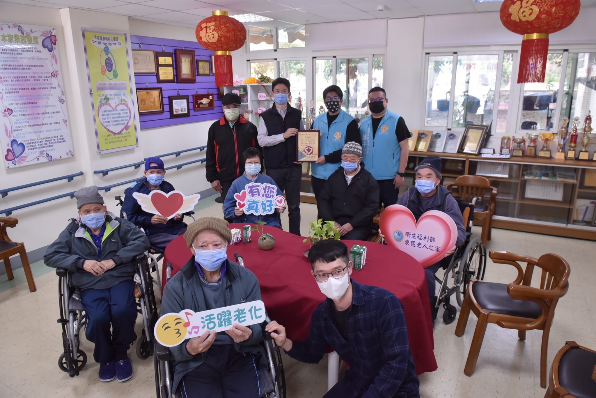 春節前夕，花蓮市長魏嘉彥等人慰問東區老人之家長者。（圖∕市公所提供）