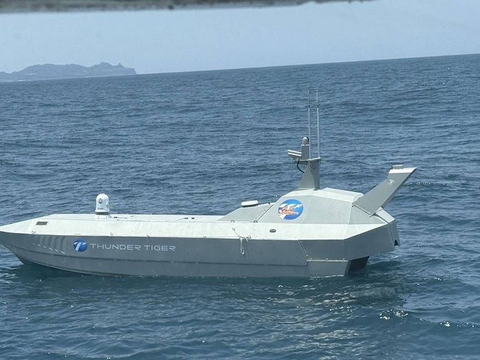 海巡署2025.5.30於澳底附近以雷達發現發現日前失聯的雷虎科技無人艇（船），派出巡邏艇協助標定位置，下午已拖返澳底漁港。海巡署提供