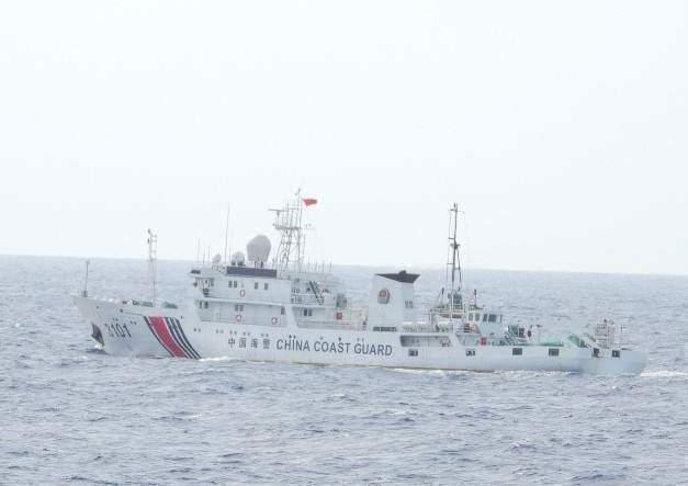 中共海警「3103」船進入東沙管轄水域,巡護八號全程並航監控、廣播驅離。(東南沙分署提供)