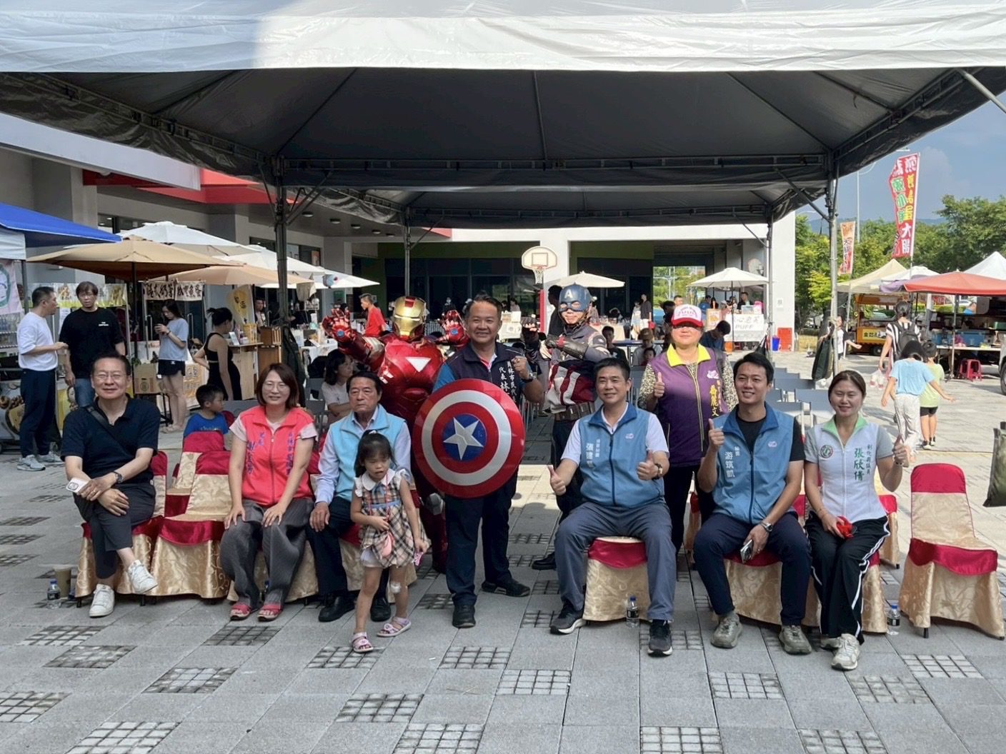 彰化縣政府機要秘書張建豐與多位貴賓出席參與在彰南國民運動中心舉辦的「來彰南動一夏」夏日嘉年華活動。(圖/彰化縣政府)