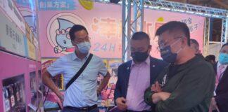 台中國際展覽館舉辦的連鎖加盟創業大展-台中展，有許多像創業的民眾對「幸福水屋共享淨水站」興趣高。（圖/記者林均和攝）