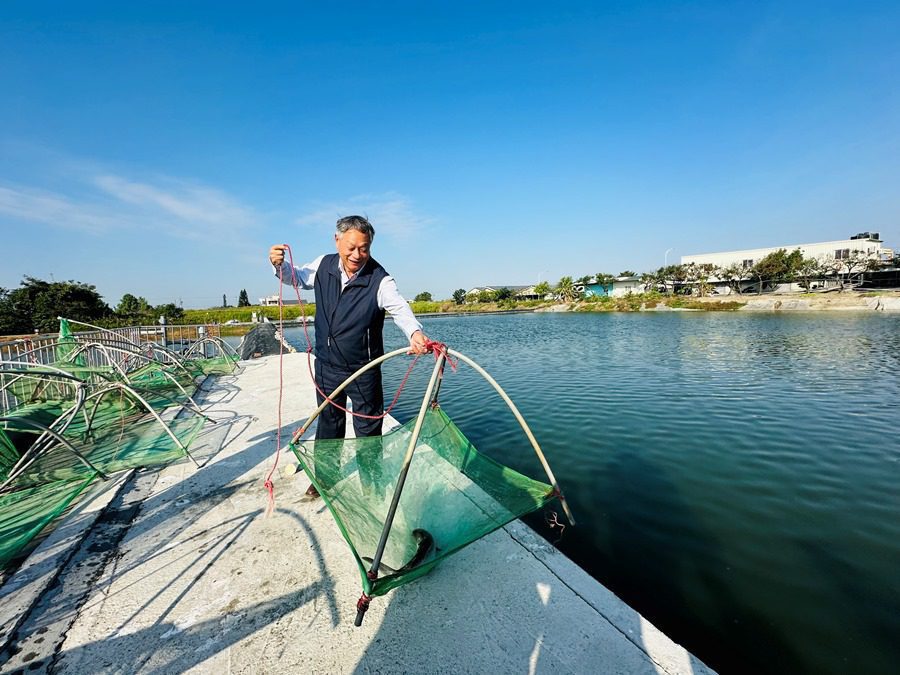 返鄉創業12年在雲林口湖養白蝦的返鄉青年李富正，不同魚種混養的概念不使用藥物，養出健康好蝦-農村水保署林長立親自體驗四角網的捕撈樂趣。（圖/記者林均和攝）