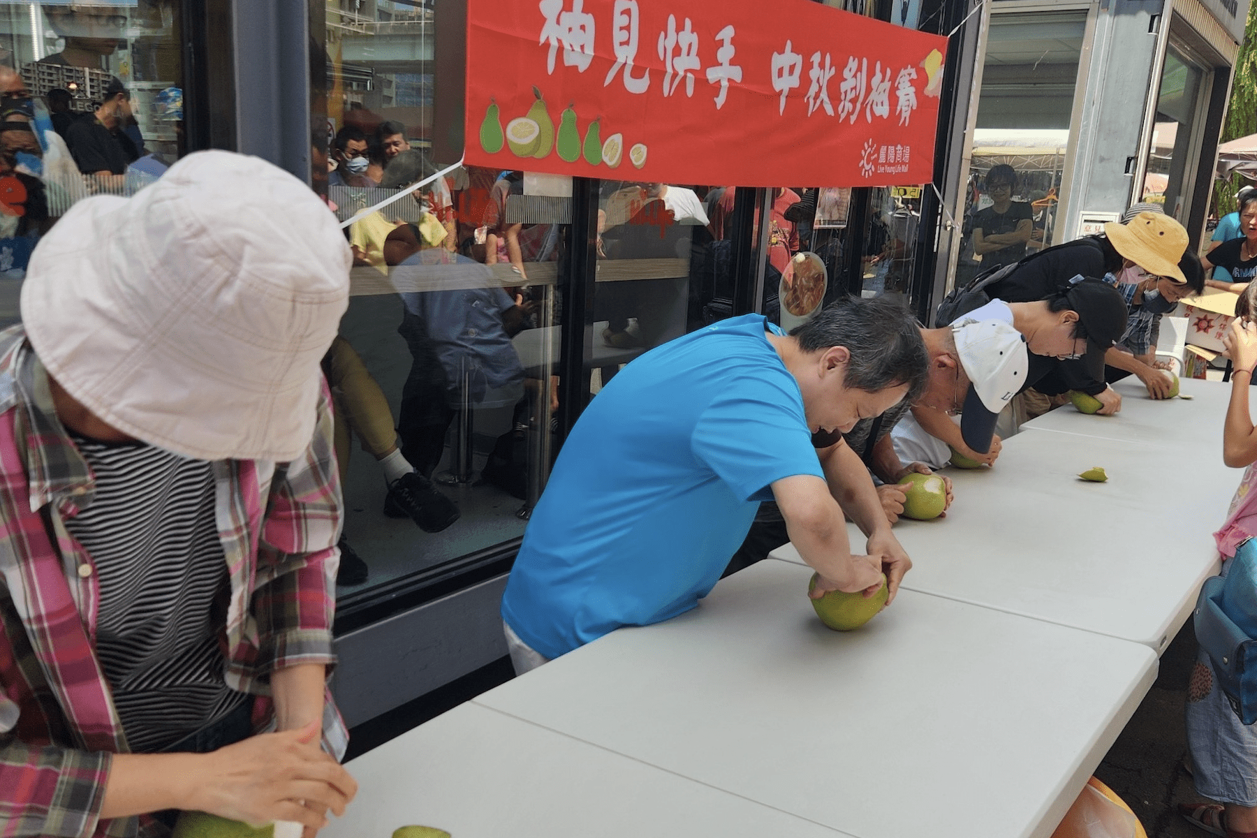 迎接中秋     新北舉辦「柚見快手」剝柚賽     讓市民感受濃厚的團圓氣氛