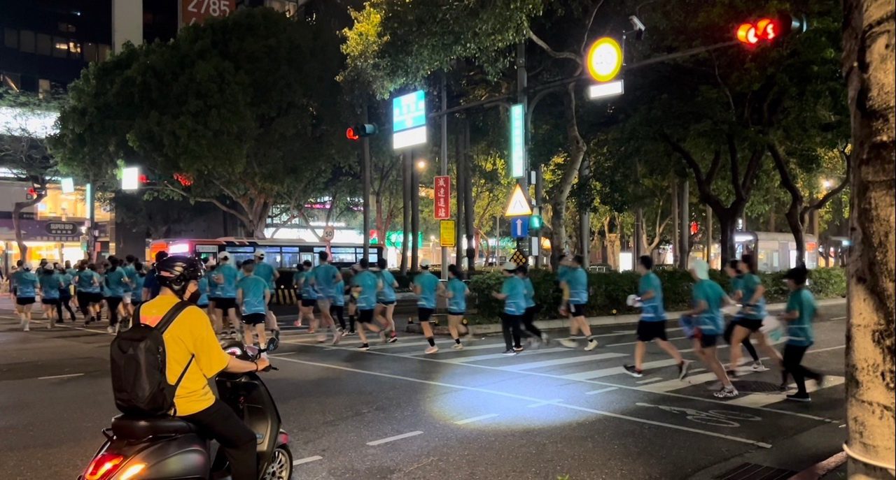 驚！台北街頭近百人奔跑　關鍵原因曝光　網友大讚：愛地球！