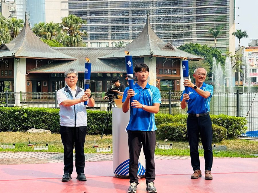 今年全國大專校院運動會由東京奧運男子柔道銀牌選手楊勇緯擔任火炬手嘉賓從臺灣體大校長許光麃與體育署副署長房瑞文兩人手上點燃今年全大運要傳遞的聖火。(圖/記者林均和攝)