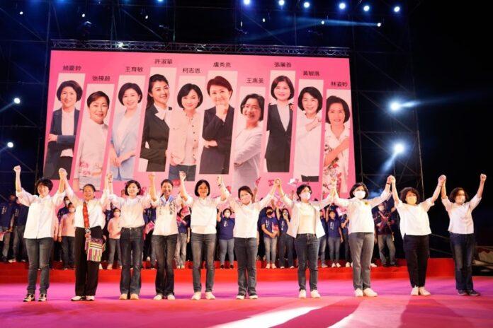 十位女性縣市長候選人大合體，由盧秀燕市長領銜，牽起每位女力候選人的手，象徵「十美」手牽手、心連心，攜手護台灣。（圖/記者林均和攝）