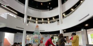 台中市興安圖書館利用「紙箱」發揮創意、落實環保，布置高達2.7公尺的大型「閱讀聖誕樹」主題書展，歡迎民眾一起到興安圖書館打卡借書。（圖/台中市政府）