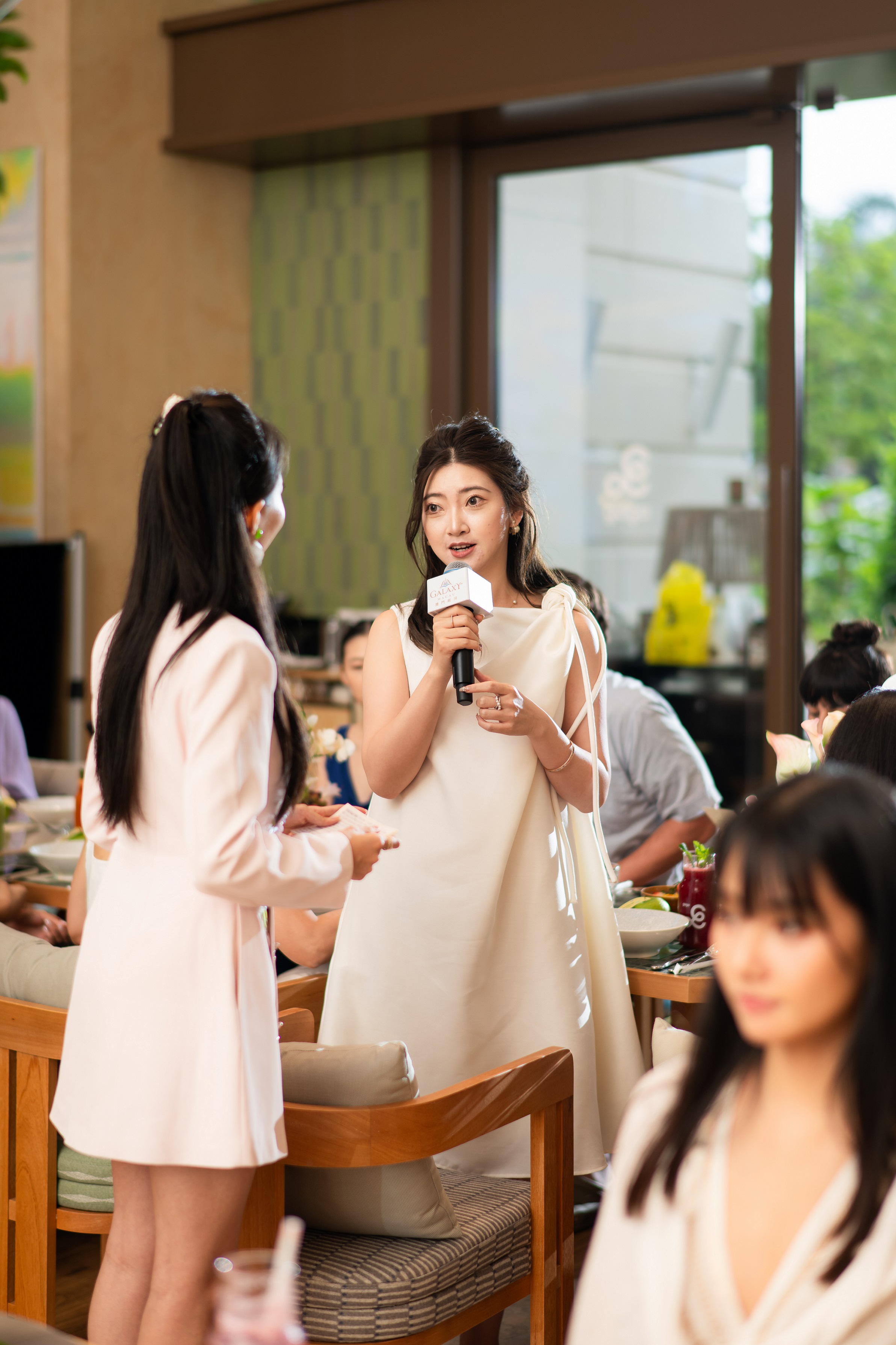 花藝藝術家曾稀女士講述這次餐桌上的花藝佈置。