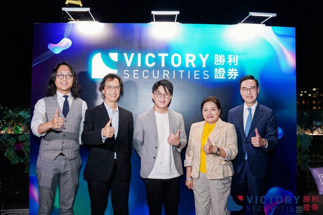 圖四) 一眾知名財經界名人及Web3 KOL齊現身支持，共同見證推進香港金融新產業的新里程。(左起： 莫灝楠 先生、 文錦輝 先生、 陳沛泉先生、 胡孟青 女士、 鄧聲興 先生)