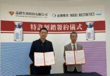 ▲晶鑽生醫總經理謝佳憲(左)與台灣秀杰總經理(右)簽訂特許經銷合約。(圖/晶鑽生醫提供)