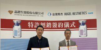 ▲晶鑽生醫總經理謝佳憲(左)與台灣秀杰總經理(右)簽訂特許經銷合約。(圖/晶鑽生醫提供)
