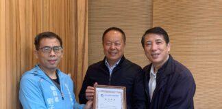 ▲高雄市雲網路多媒體新聞協會常務理事王振裕(右)、總幹事劉子安(左)親送顧問聘書給鄭楊慶董事長(中)。