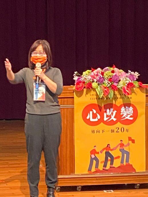 林奕華委員上台分享並勉勵諮商心理師們。(圖/李玉嬋幸福策略心結盟粉專)