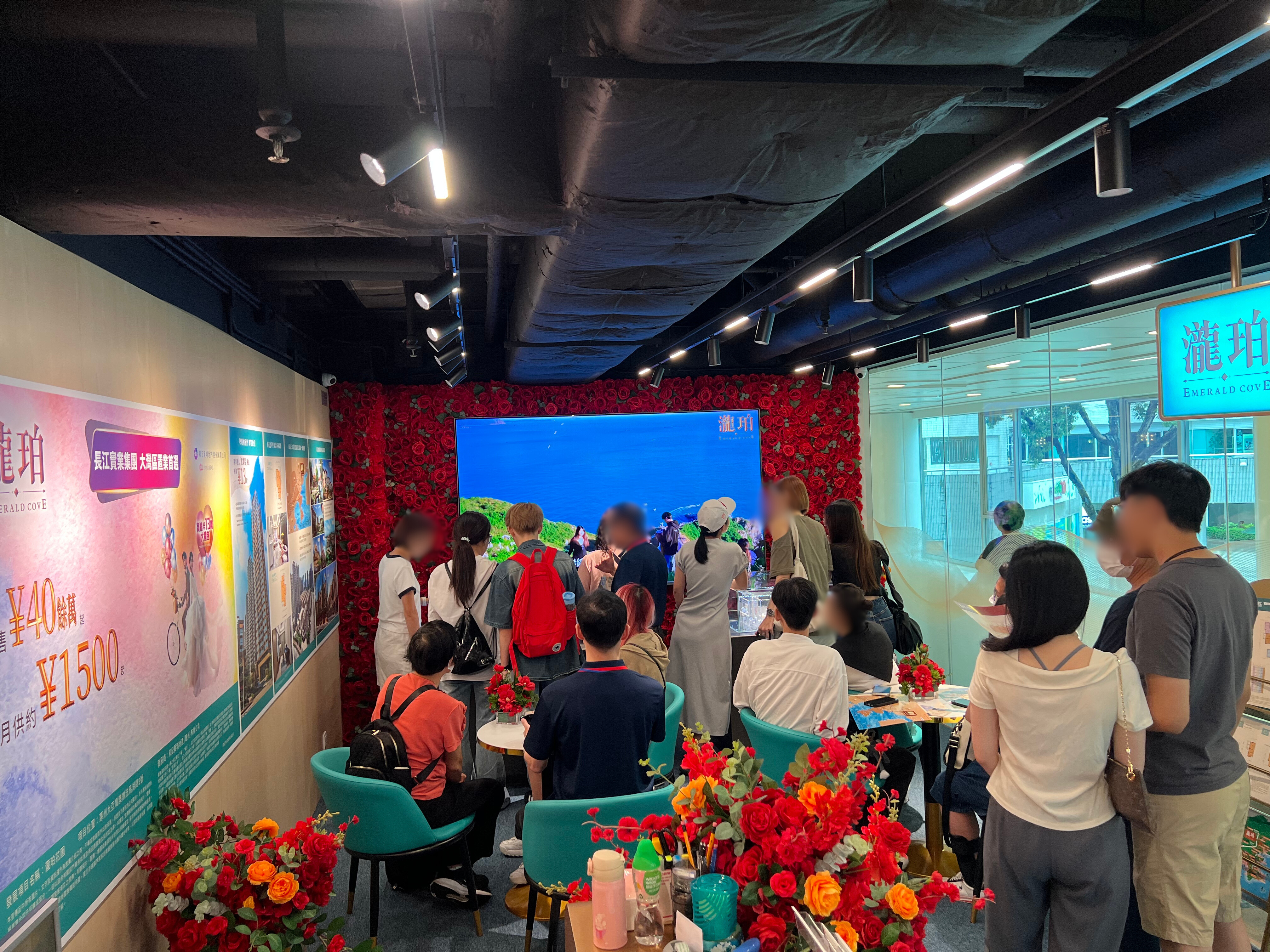 瀧珀展示中心人流不絕,銷情熾熱。