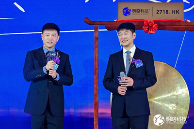 明略科技創始人、CEO兼CTO吳明輝（左一）與明略科技創始合夥人、總裁姜平（左二）