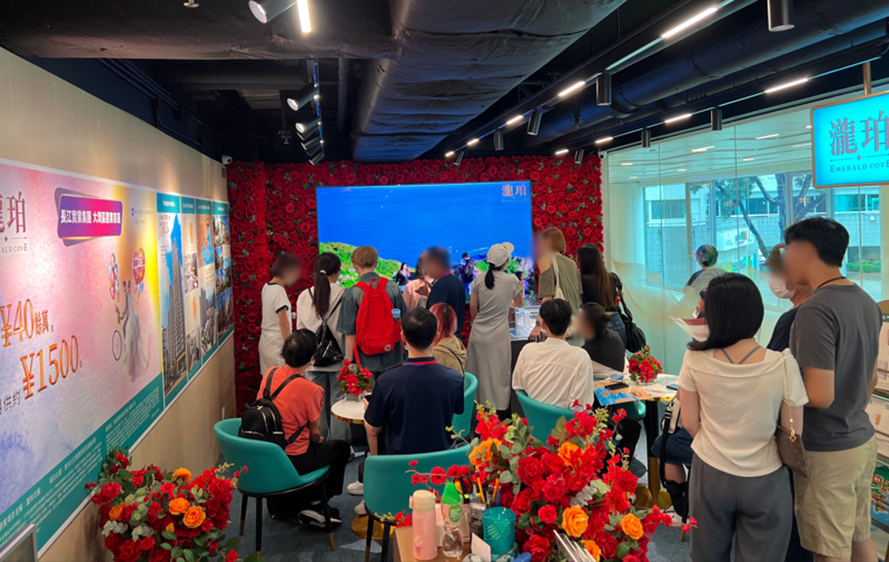 瀧珀展示中心人流不絕,銷情熾熱。