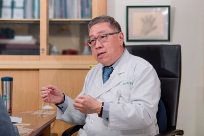 台灣胸腔暨重症加護醫學會理事長陳育民醫師接受基因線上訪問，講解 ALK 陽性非小細胞肺癌治療方案的多元考量，並帶出醫病共享決策的重要性。（攝影：基因線上）