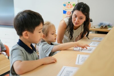 包玉剛學校以創新沉浸式雙語課程及品格教育著稱，致力培育全面發展、能在充滿變化的世界中茁壯成長的學生。