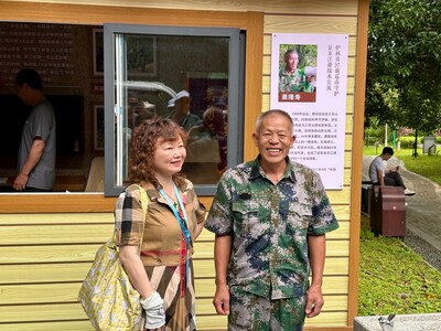 媒体人们与当地护林员龚隆寿热切交谈