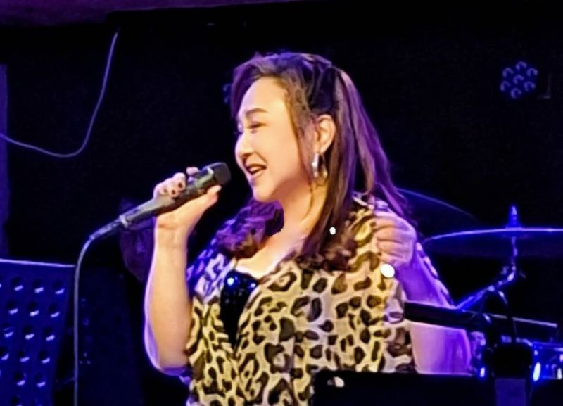 鄭怡首次Pub演唱初體驗